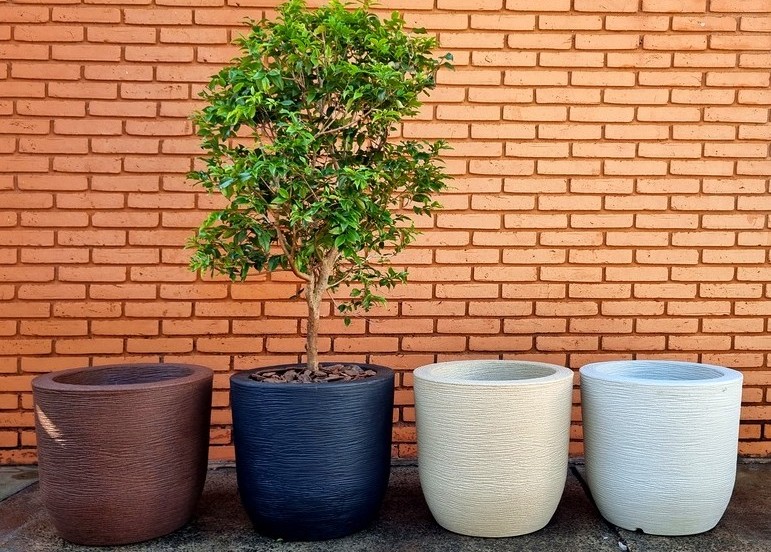 Quatro vasos para jabuticabeira na sacada em cores diferentes: ferrugem, preto, areia e cinza claro