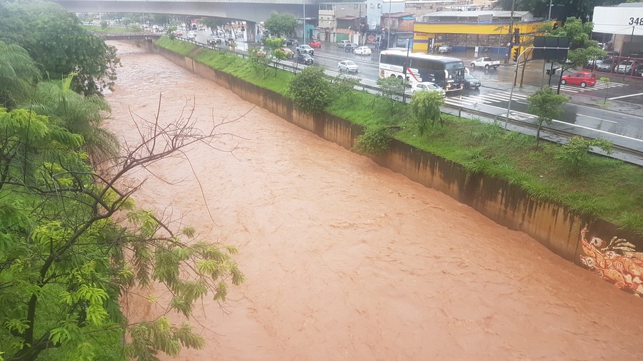 Rio urbano transbordando durante chuva intensa em Belo Horizonte