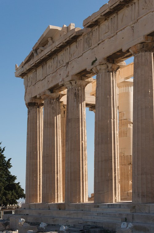 Colunas do Partenon na Acropole de Atenas sob ceu azul